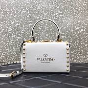 Valentino Rockstud alcove grainy calfskin box bag in white 19cm - 2