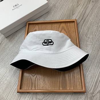 Balenciaga two sided bucket hat in white