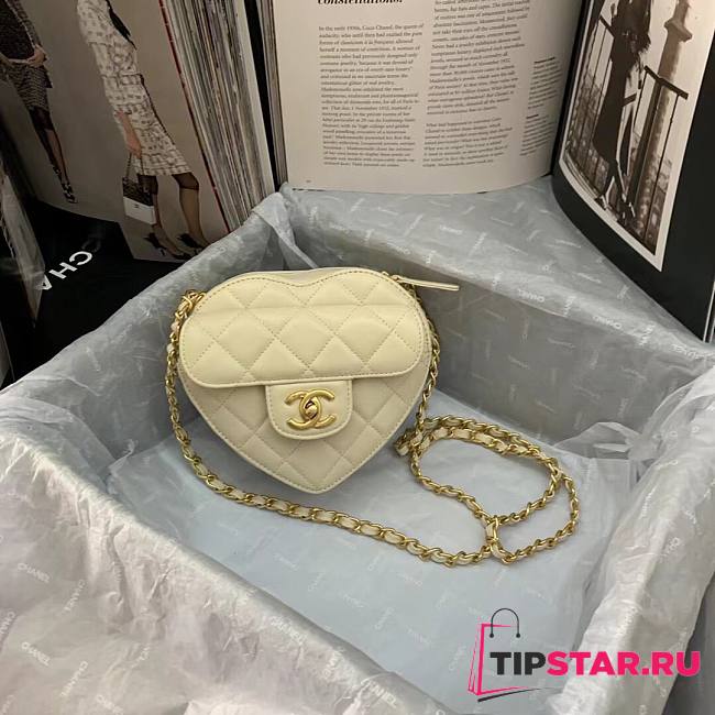 Chanel Heart-shaped flap bags in white AS2060 17cm - 1