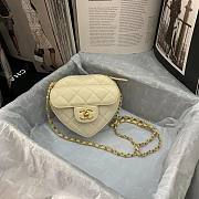 Chanel Heart-shaped flap bags in white AS2060 17cm - 1