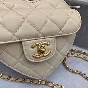 Chanel Heart-shaped flap bags in white AS2060 17cm - 2
