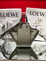 Loewe mini Hammock drawstring in pebble grain calfskin avocado green 19.5cm - 1