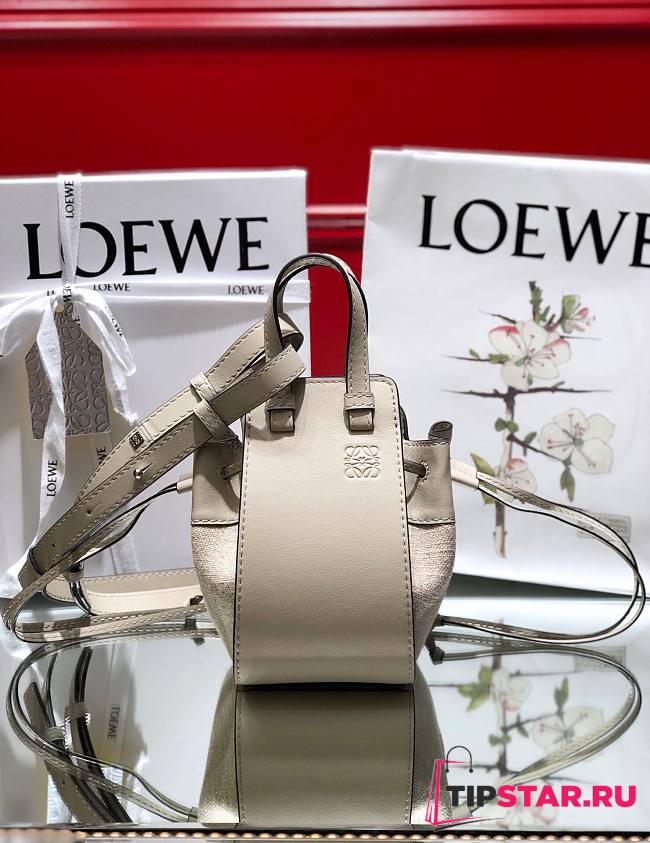 Loewe mini Hammock drawstring in pebble grain calfskin white 19.5cm - 1