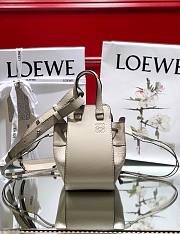 Loewe mini Hammock drawstring in pebble grain calfskin white 19.5cm - 1