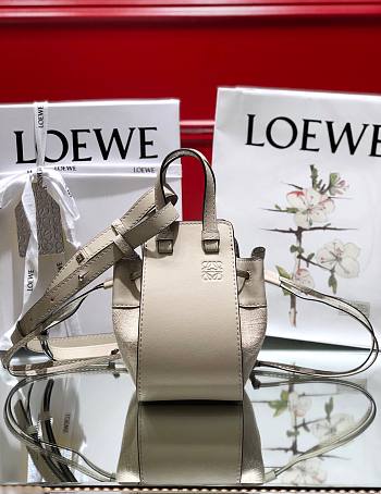 Loewe mini Hammock drawstring in pebble grain calfskin white 19.5cm