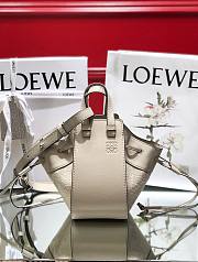 Loewe mini Hammock drawstring in pebble grain calfskin white 19.5cm - 2