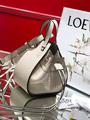 Loewe mini Hammock drawstring in pebble grain calfskin white 19.5cm - 3