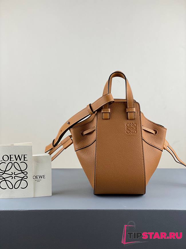 Loewe mini Hammock drawstring in pebble grain calfskin brown 19.5cm - 1