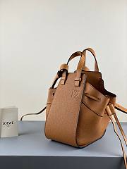 Loewe mini Hammock drawstring in pebble grain calfskin brown 19.5cm - 5