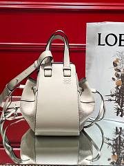 Loewe Hammock drawstring in pebble grain calfskin white 26cm - 1