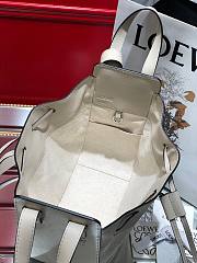 Loewe Hammock drawstring in pebble grain calfskin white 26cm - 6