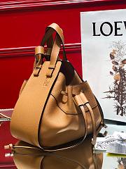 Loewe Hammock drawstring in pebble grain calfskin brown 26cm - 4