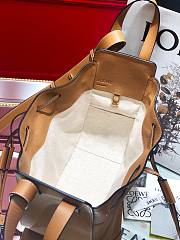 Loewe Hammock drawstring in pebble grain calfskin brown 26cm - 5