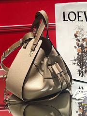 Loewe Hammock drawstring in pebble grain calfskin beige 26cm - 6