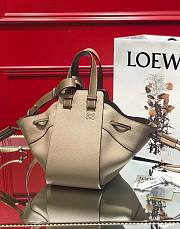 Loewe Hammock drawstring in pebble grain calfskin beige 26cm - 5