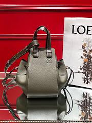 Loewe Hammock drawstring in pebble grain calfskin avocado green 26cm - 1