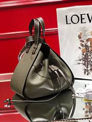 Loewe Hammock drawstring in pebble grain calfskin avocado green 26cm - 2