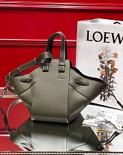 Loewe Hammock drawstring in pebble grain calfskin avocado green 26cm - 6