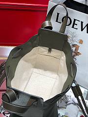 Loewe Hammock drawstring in pebble grain calfskin avocado green 26cm - 4