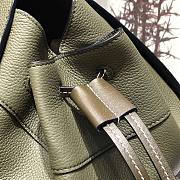 Loewe Hammock drawstring in pebble grain calfskin avocado green 26cm - 3