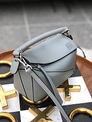 Loewe Puzzle bag in classic calfskin gray 18cm - 6