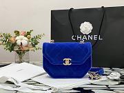 Chanel mini Flap bag velvet & gold metal in blue 99109 20cm - 1