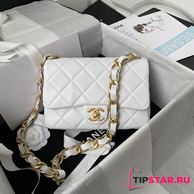 Chanel small Flap bag lambskin & gold metal in white 22cm - 1