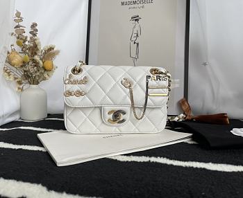 Chanel small Flap bag in white AS2979 22cm