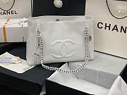Chanel Tote shopping bag in white AS8473 42cm - 1