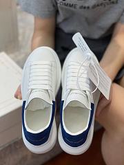 Alexander McQueen Oversized sneaker with blue suede heel detail - 3