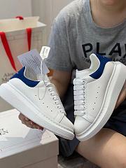 Alexander McQueen Oversized sneaker with blue suede heel detail - 5