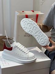 Alexander McQueen Oversized sneaker with red suede heel detail - 5
