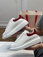 Alexander McQueen Oversized sneaker with red suede heel detail - 6