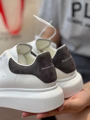 Alexander McQueen Oversized sneaker with black suede heel detail - 4