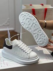 Alexander McQueen Oversized sneaker with black suede heel detail - 3
