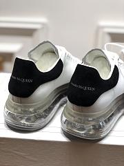 Alexander McQueen Oversized sneaker with transparent dégradé oversized sole and black leather heel detail - 2