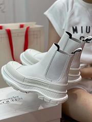 Alexander McQueen Tread slick boot in white - 5