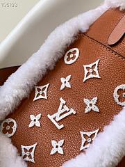 LV On My Side MM grained calf leather and shearling in caramel M58908 30.5cm - 2