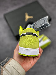 Nike Air Jordan 1 yellow toe - 2