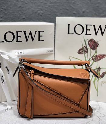 Loewe Puzzle bag in classic calfskin tan 18x12.5x8cm