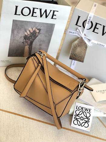 Loewe Small Puzzle bag in soft grained calfskin Light Caramel 18x12.5x8cm