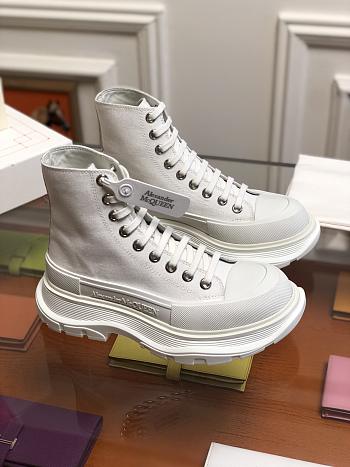 Alexander McQueen Tread Slick Boot in White - 611706