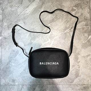 BALENCIAGA WOMEN'S EVERYDAY SMALL CAMERA BAG IN BLACK - 25cm