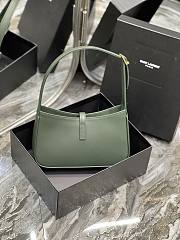 LE 5 À 7 HOBO BAG IN SMOOTH LEATHER (VERT FONCE) 657228 Size 23 X 16 X 6,5 CM - 2