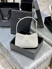 LE 5 À 7 HOBO BAG IN SMOOTH LEATHER ( BLANC VINTAGE) 657228 Size 23 X 16 X 6,5 CM - 3