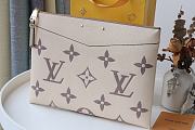 LV DAILY POUCH BEIGE MONOGRAM - M80174 - 29.5x21x1cm - 2