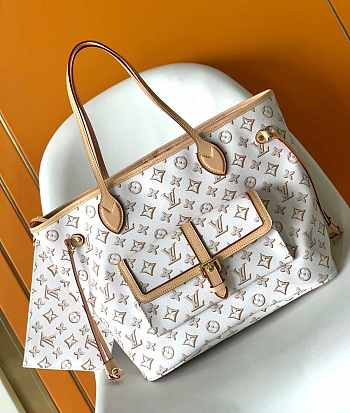 Louis Vuitton buci box white MM bag size 32x28x14 cm