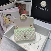 Chanel Classic flap bag iridescent in white & gold metal 20cm - 4