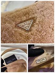  Prada Re-Edition shearling mini bag Ecru Size 23x14x5 cm - 3