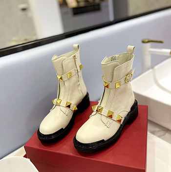  Valentino Garavani Roman Stud leather white boots